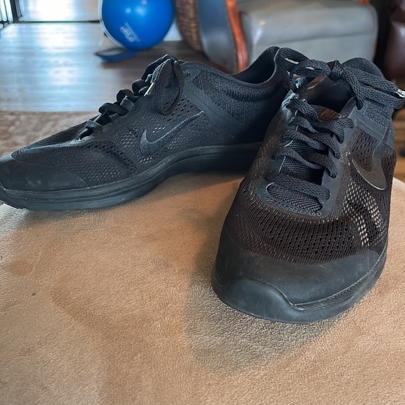 Women’s Nike Trainers - Picture 2 of 8